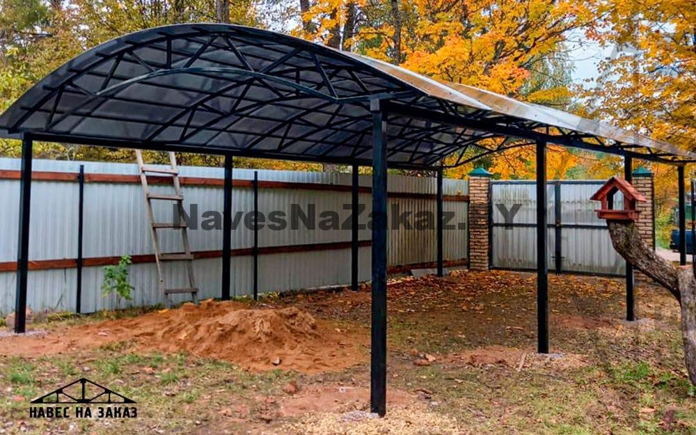 арочный навес во дворе частного дома