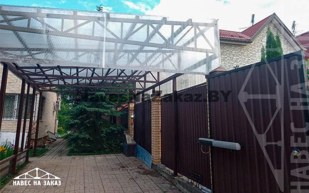 Односкатный навес для автомобиля 4 на 7 м с сотовым поликарбонатом