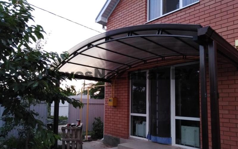 Навес над крыльцом из поликарбоната Арочный навес над входом