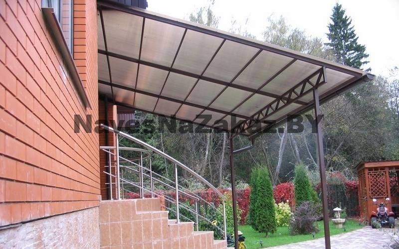 Односкатный навес над крыльцом из поликарбоната